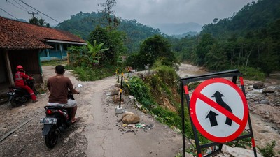 Tolong... Jalan di Desa Lebak Ini Rawan Longsor!