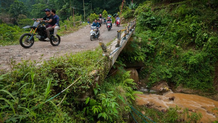 HIMBAUAN WASPADA LONGSOR AKIBAT CURAH HUJAN TINGGI Pengendara roda dua melintas di jalan yang longsor di Desa Banjarsari, Lebak, Banten, Selasa (10/8/2021). Badan Penanggulangan Bencana Daerah (BPBD) Kabupaten Lebak mengimbau masyarakat yang tinggal di perbukitan dan pegunungan mewaspadai bencana longsor yang diakibatkan curah hujan tinggi. ANTARA FOTO/Muhammad Bagus Khoirunas/rwa.