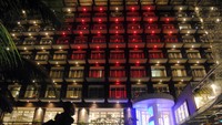 Simbol hati dengan lampu berwarna merah dan putih di hotel tersebut selain untuk menyambut peringatan HUT ke-76 Kemerdekaan RI sekaligus sebagai bentuk semangat perjuangan dalam menghadapi pandemi COVID-19.