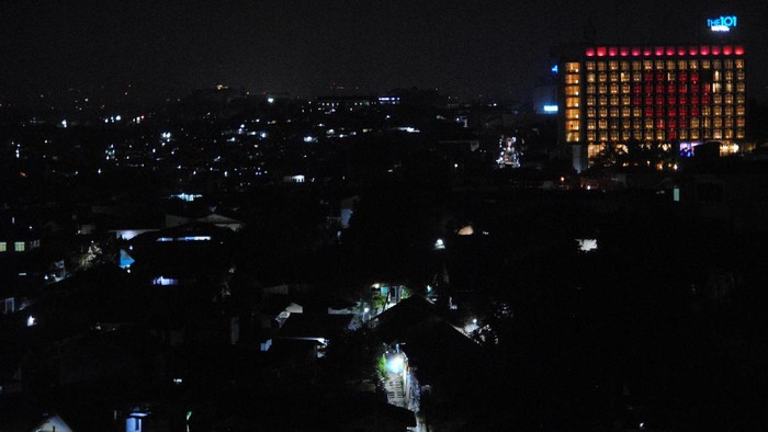 HOTEL SAMBUT HUT KEMERDEKAAN RI DI BOGOR Lampu sebuah hotel menyala membentuk simbol hati di Kota Bogor, Jawa Barat, Selasa (10/8/2021) malam. Simbol hati dengan lampu berwarna merah dan putih di hotel tersebut selain untuk menyambut peringatan HUT ke-76 Kemerdekaan RI sekaligus sebagai bentuk semangat perjuangan dalam menghadapi pandemi COVID-19. ANTARA FOTO/Arif Firmansyah/wsj.
