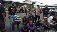 Dua di antaranya merupakan dalang pembuat selebaran. Wiraga menjelaskan, terkait motif dan maksud pelaku berupa ajakan untuk melakukan kekerasan dan penjarahan itu, kini masih didalami.