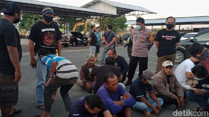 Ini 24 Orang yang Ditangkap Terkait Provokasi Penjarahan di Blora Polres Blora amankan 24 orang yang diduga terlibat dalam penyebaran selebaran ajakan untuk melakukan kekerasan dan penjarahan.