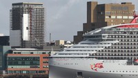Kapal pesiar Scarlet Lady meninggalkan Portsmouth, Inggris. Armada ini akan berlayar selama tiga hari di perairan Inggris. Foto: AFP/PAUL ELLIS