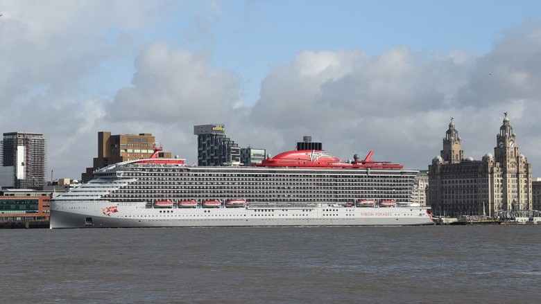 Ini Kapal Pesiar Khusus 18+ yang Berlayar Perdana The Virgin Voyages cruise ship Scarlet Lady is seen on the River Mersey in Liverpool on February 26, 2020. - Sailing from its intended home port of Miami, Florida, Scarlet Lady is Virgin Voyages first luxury cruise ship and is set to start operating from April 2020 on routes from Florida around the Carribean. (Photo by Paul ELLIS / AFP)