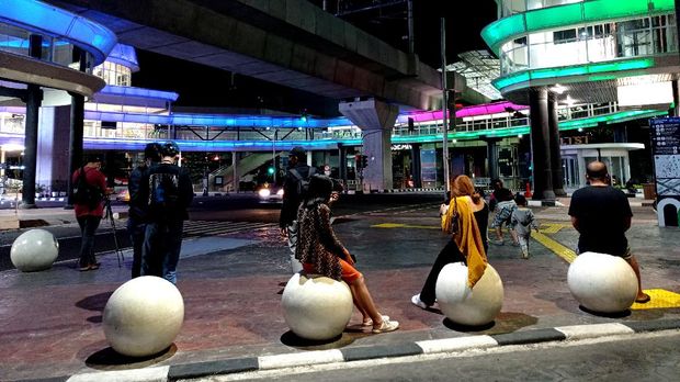 Jembatan CSW dijadikan spot foto oleh warga, Rabu (11/8/2021) malam.