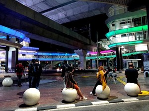 Bosan PPKM, Warga Asyik Foto di Jembatan CSW: Kayak di Luar Negeri