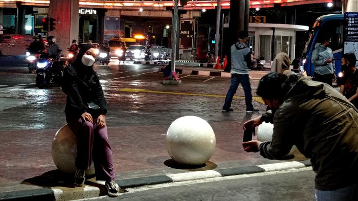 Jembatan CSW dijadikan spot foto oleh warga, Rabu (11/8/2021) malam.