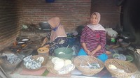 Sebungkus jepa harganya 5000 rupiah, isinya tiga (jepa). Dalam sehari penjual jepa bisa meraup untung hingga Rp 200 ribu. Aktivitas membuat dan menjual jepa dilakukan dari pagi hingga siang hari. (Abdy Febriady/detikTravel)