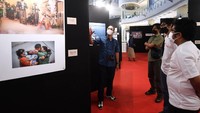 Kasetpres berkeliling melihat pameran foto. Dok. Lukas/Biro Pers Sekretariat Presiden.