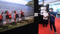 Sejumlah pewarta foto detikcom juga turut berpartisipasi dalam pameran, seperti karya Pradita Utama yang menampilkan penari di Desa Meat, Toba, Sumut. Dok. Lukas/Biro Pers Sekretariat Presiden.