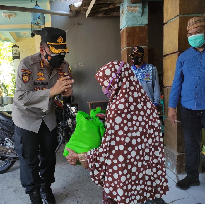kapolresta sidoarjo salurkan paket sembako ke warga terdampak covid-19