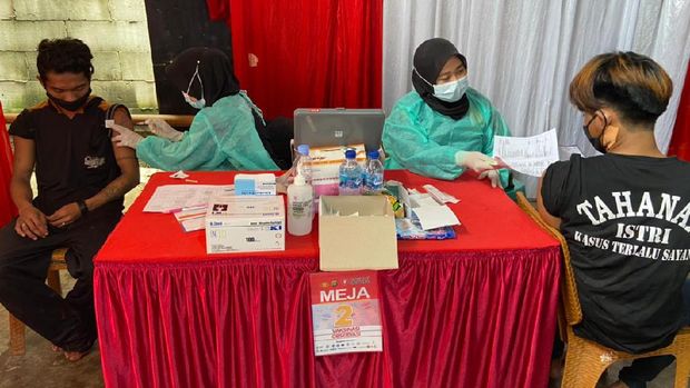 Kegiatan Vaksinasi Merdeka di Muara Angke, Jakarta Utara