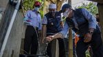 Kekeringan Melanda, Warga Garut Antre Air Bersih