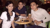Lutfi Agizal bersama calon istrinya, Nadia Indry baru saja melakukan sesi foto prewedding. Pasangan yang berencana menikah pada akhir 2021 ini melakukan aksi protes soal PPKM yang dikhawatirkan akan mengganggu rencana pernikahannya.  Foto: instagram @lutfiagizal