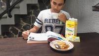 Selain kopi, Lutfi juga doyan minum teh. Ia memilih menggunakan gula tambahan yang lebih sehat. Sambil baca buku memang paling pas ngeteh.  Foto: instagram @lutfiagizal