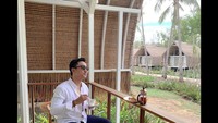 Sebelum pandemi corona, Lutfi terbilang sosok yang hobi hangout. Ia juga doyan ngopi santai. Salah satu momen ngopinya ini dilakukan pagi saat sarapan.  Foto: instagram @lutfiagizal
