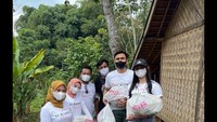 Berbagi saat pandemi juga dilakukan Lutfi. Tampak Lutfi dan beberapa temannya membawa sembako untuk dibagikan kepada warga. Kali ini mereka berkunjung ke suku Baduy.  Foto: instagram @lutfiagizal