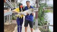 Lutfi dan Nadia diketahui sudah cukup lama menjalin hubungan, keduanya juga kerap kulineran bareng. Termasuk saat mancing ikan bersama. Ikan ukuran besar ini akan jadi santapannya.  Foto: instagram @lutfiagizal