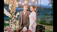 Selain prewedding sambil demo soal PPKM, Lutfi dan Nadia juga punya pose manis prewedding sambil dinner. Keduanya mengenakan gaun dan jas keren. Foto: instagram @lutfiagizal