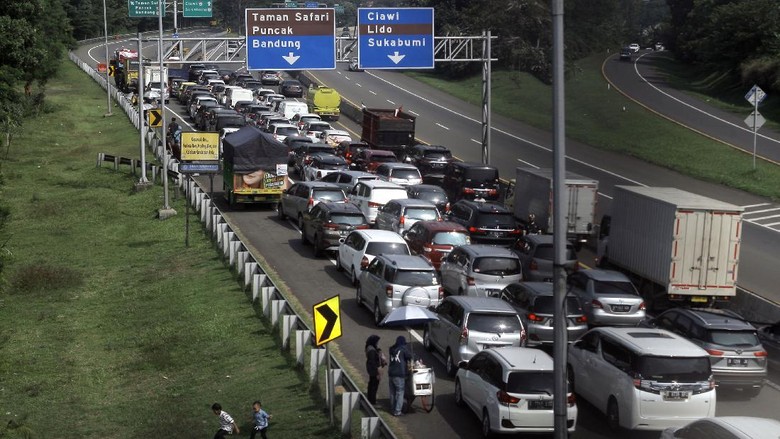 Kemacetan terjadi di jalur Puncak, Bogor. Banyak warga yang berlibur ke Puncak saat libur tahun baru Islam ini.