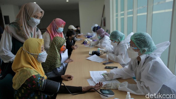 Momen libur Tahun Baru Islam dimanfaatkan sejumlah warga untuk ikut vaksinasi COVID-19. Vaksinasi COVID-19 pun terus digencarkan demi capai herd immunity.