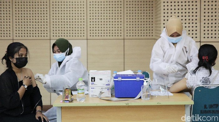 Momen libur Tahun Baru Islam dimanfaatkan sejumlah warga untuk ikut vaksinasi COVID-19. Vaksinasi COVID-19 pun terus digencarkan demi capai herd immunity.