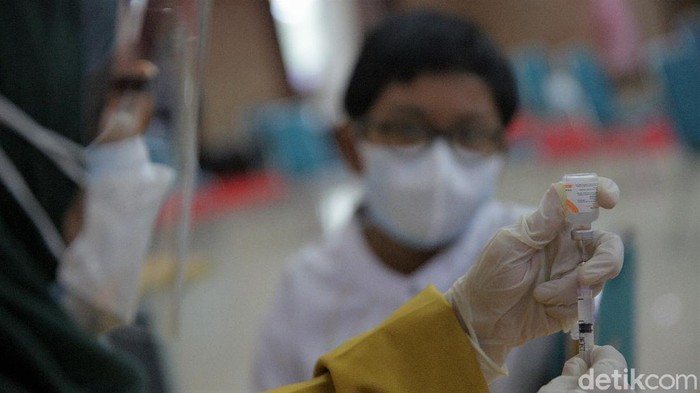 Libur Tahun Baru Islam, Warga Ramai-ramai Vaksin COVID-19 Momen libur Tahun Baru Islam dimanfaatkan sejumlah warga untuk ikut vaksinasi COVID-19. Vaksinasi COVID-19 pun terus digencarkan demi capai herd immunity.