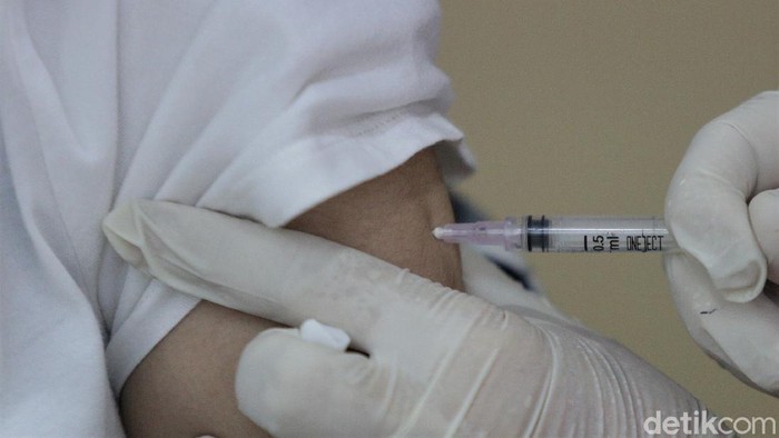Libur Tahun Baru Islam, Warga Ramai-ramai Vaksin COVID-19 Momen libur Tahun Baru Islam dimanfaatkan sejumlah warga untuk ikut vaksinasi COVID-19. Vaksinasi COVID-19 pun terus digencarkan demi capai herd immunity.
