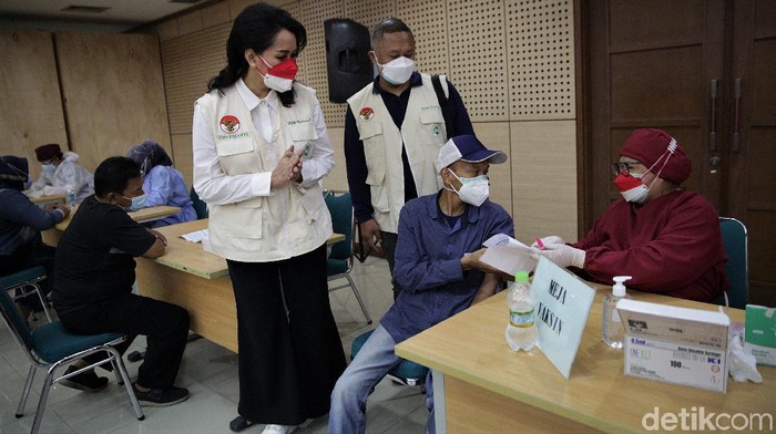 Momen libur Tahun Baru Islam dimanfaatkan sejumlah warga untuk ikut vaksinasi COVID-19. Vaksinasi COVID-19 pun terus digencarkan demi capai herd immunity.