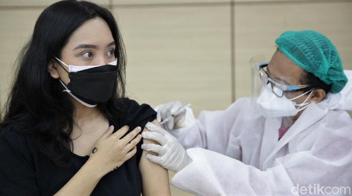 Momen libur Tahun Baru Islam dimanfaatkan sejumlah warga untuk ikut vaksinasi COVID-19. Vaksinasi COVID-19 pun terus digencarkan demi capai herd immunity.