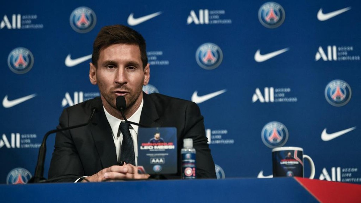 Lionel Messi memberi keterangan pers pertamanya sebagai pemain Paris Saint-Germain. (Foto:  /STEPHANE DE SAKUTIN/AFP)