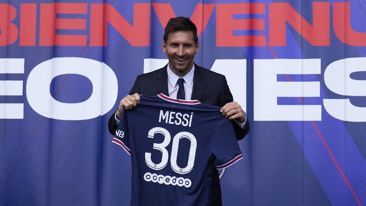 Lionel Messi saat diperkenalkan sebagai pemain baru Paris Saint-Germain. (Foto: Francois Mori/AP)