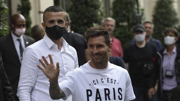 Lionel Messi tiba di Paris Saint Germain. (AP/Adrienne Surprenant)