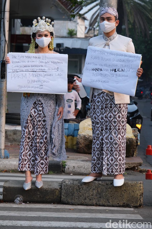 Lutfi mengatakan jika aksi tersebut dilakukannya di kawasan Cempaka Putih Barat, Jakarta Pusat pada 10 Agustus 2020 di sore hari. Karena kita kan foto mengikuti lalu lintas dan kita memilih sesi foto yang tidak melanggar peraturan lalu lintas, yaitu di atas trotoar. Kita berdiri dan pose. Habis itu jalan seperti orang berjalan biasa terus pose. Kita jalan stay terus jalan lagi. Jadi saya tidak melanggar lalu lintas, tambahnya. Foto: Dok. pribadi Lutfi Agizal.