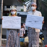 Lutfi mengatakan jika aksi tersebut dilakukannya di kawasan Cempaka Putih Barat, Jakarta Pusat pada 10 Agustus 2020 di sore hari. Karena kita kan foto mengikuti lalu lintas dan kita memilih sesi foto yang tidak melanggar peraturan lalu lintas, yaitu di atas trotoar. Kita berdiri dan pose. Habis itu jalan seperti orang berjalan biasa terus pose. Kita jalan stay terus jalan lagi. Jadi saya tidak melanggar lalu lintas, tambahnya. Foto: Dok. pribadi Lutfi Agizal.