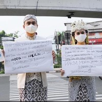 Adalah YouTuber Muhamad Lufti Agizal dan calon istri Nadya Indry membuat heboh warganet di Instagram. Keduanya melakukan aksi protes di pinggir jalan terkait dengan kebijakan PPKM sambil melakukan sesi foto prewedding. Foto: Dok. Instagram @lutfiagizal.