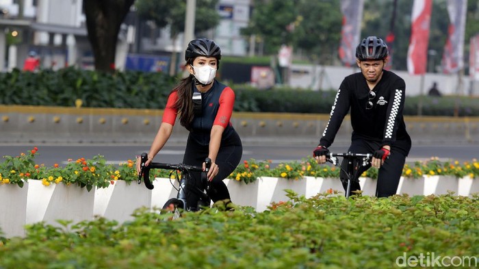Manfaatkan Hari Libur Nasional untuk Berolahraga Sejumlah warga berolahraga di kawasan Jalan Jenderal Sudirman, Jakarta, Rabu (11/9/2021). Libur tahun baru Islam yang digeser pemerintah pada hari ini dimanfaakan oleh sejumlah warga untuk berolahraga.