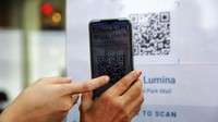 Untuk masuk mall, wajib vaksin menjadi syaratnya. Warga diwajibkan menggunakan aplikasi pedulilindungi ketika menunjukkan bukti vaksin.