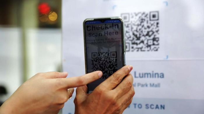 Pengunjung saat scan barcode untuk memasuki Mal Cental Park, Jakarta, Rabu (11/8/2021).
