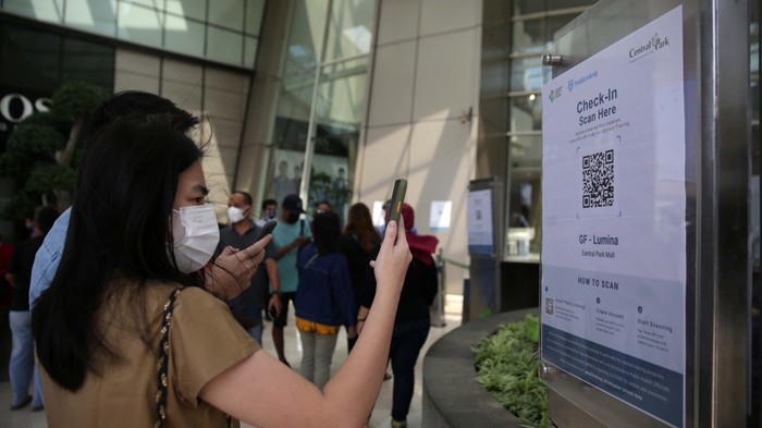 Masuk Mal Wajib Vaksin dan Scan Barcode Pengunjung saat scan barcode untuk memasuki Mal Cental Park, Jakarta, Rabu (11/8/2021).
