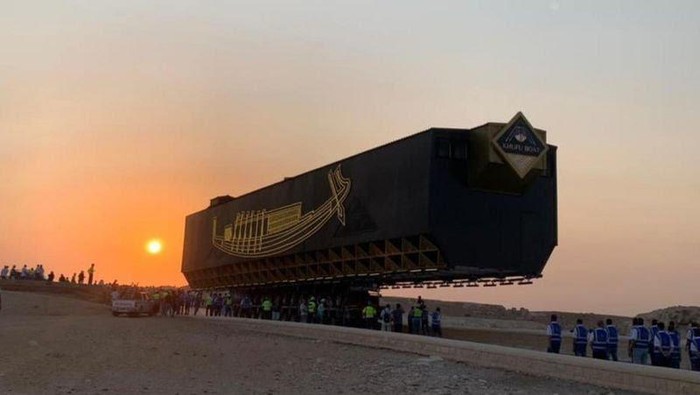 Kapal Mesir kuno milik salah satu Firaun dipindahkan ke rumah barunya di Museum Giza, Mesir, yang dijadwalkan buka tahun ini. Begini penampakannya.