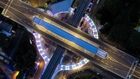 Meski telah rampung dikerjakan, jembatan Cakra Selaras Wahana (CSW), yang dipamerkan Gubernur DKI Jakarta Anies Baswedan, ternyata belum dibuka. Walaupun begitu, jembatan itu tampak ramai didatangi warga saat malam hari untuk berfoto.  