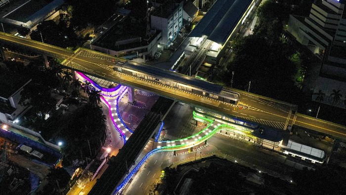 Jembatan Cakra Selaras Wahana (CSW) ternyata belum dibuka. Meski begitu, area itu kini jadi salah satu spot foto baru bagi anak muda Ibu Kota.