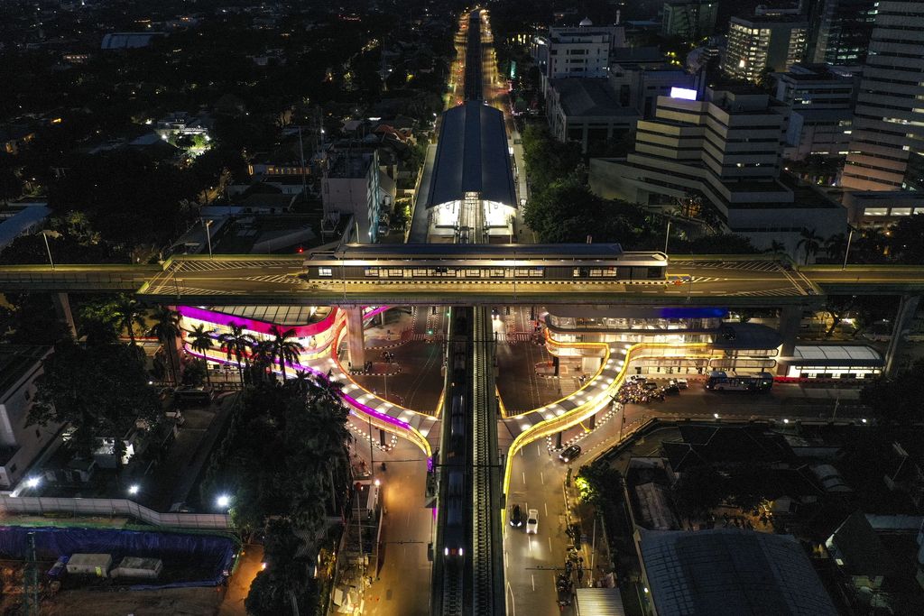 Jembatan Cakra Selaras Wahana (CSW) ternyata belum dibuka. Meski begitu, area itu kini jadi salah satu spot foto baru bagi anak muda Ibu Kota.
