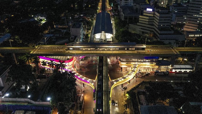 Menanti Beroperasinya Jembatan CSW yang Siap Jadi Ikon Jakarta Jembatan Cakra Selaras Wahana (CSW) ternyata belum dibuka. Meski begitu, area itu kini jadi salah satu spot foto baru bagi anak muda Ibu Kota.