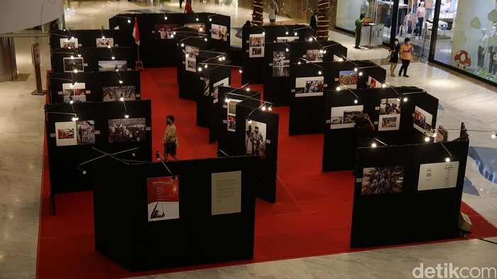 Warga melihat pameran foto jurnalistik Indonesia Tangguh Indonesia Tumbuh yang digelar di Mal Central Park, Jakarta, Rabu (11/8/2021).