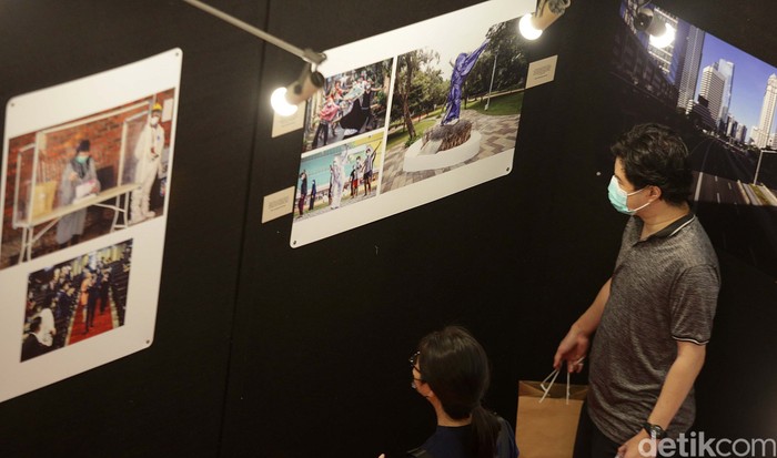 Warga melihat pameran foto jurnalistik Indonesia Tangguh Indonesia Tumbuh yang digelar di Mal Central Park, Jakarta, Rabu (11/8/2021).