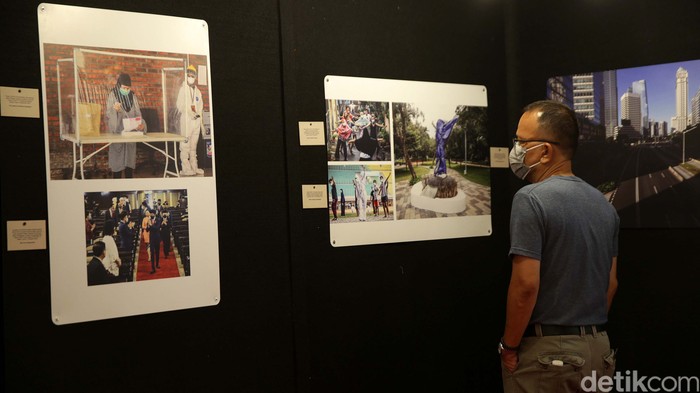Menikmati Karya Foto Indonesia Tangguh Indonesia Tumbuh Warga melihat pameran foto jurnalistik Indonesia Tangguh Indonesia Tumbuh yang digelar di Mal Central Park, Jakarta, Rabu (11/8/2021).