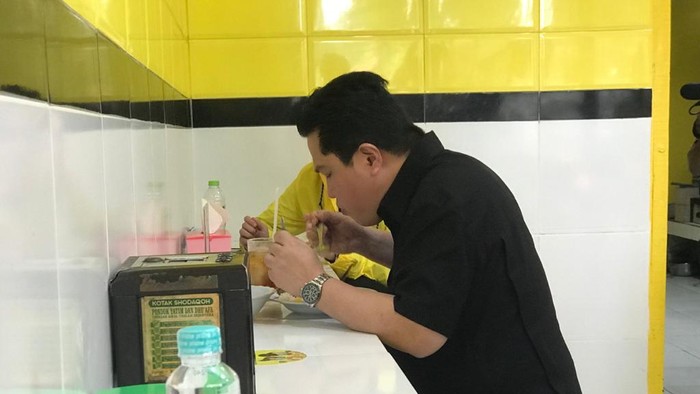 Menteri BUMN Erick Thohir makan di warteg