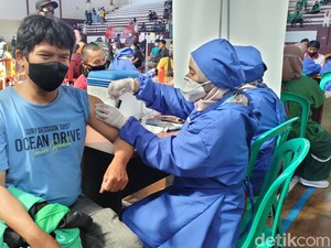 Ojol hingga Sopir Angkot di Kuningan Jalani Vaksinasi Massal